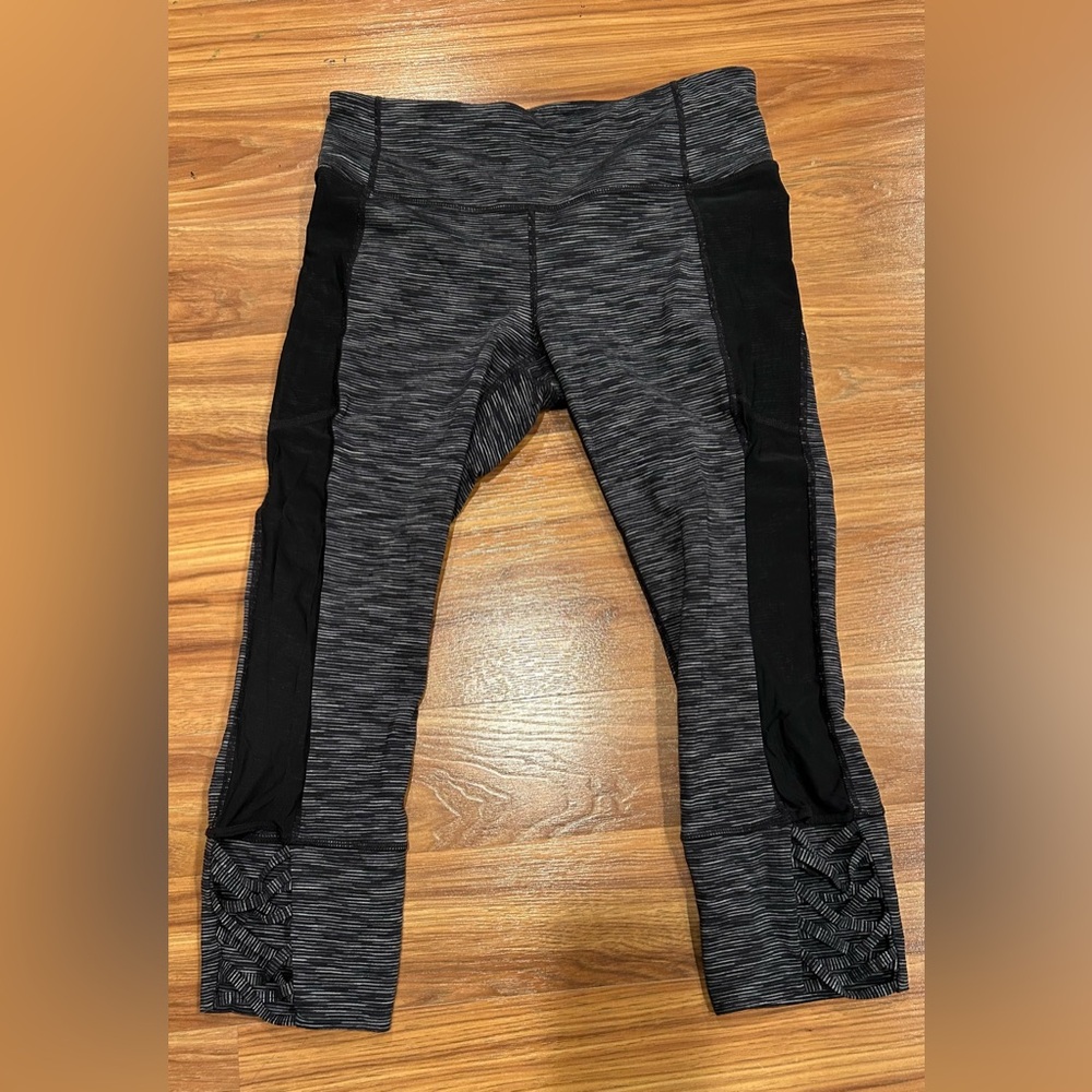 Athleta Mesh Mind Over Mat Capri
Leggings Women’s Size Small - Picture 4 of 8
